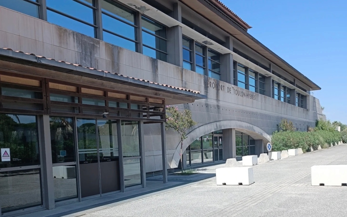 vtc devant l'aéroport de toulon