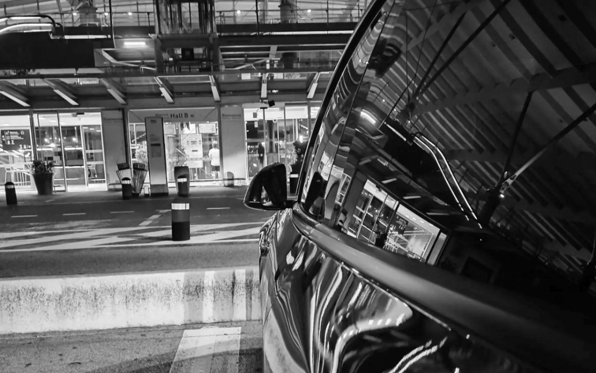 Véhicule avec chauffeur VTC devant la Gare Aix-en-Provence TGV