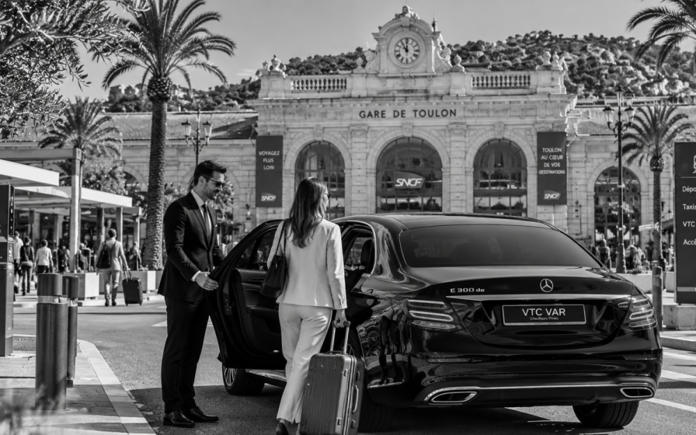 Chauffeur privé devant la gare de Toulon pour un transfert depuis ou vers Sanary-sur-Mer