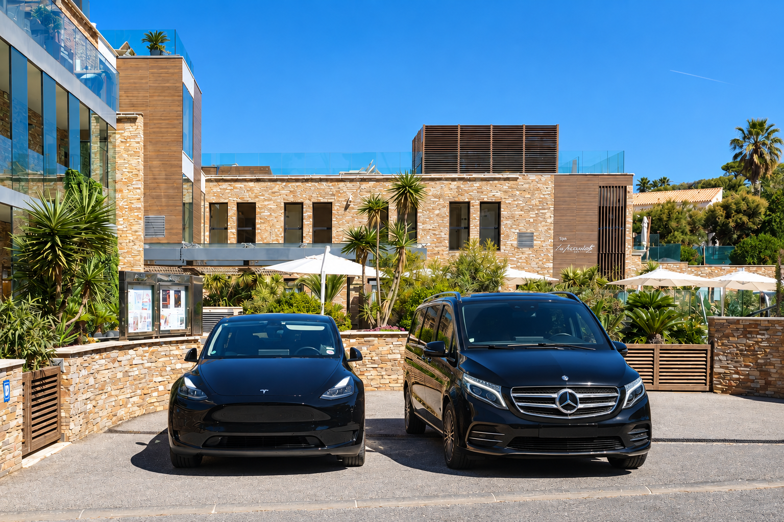 Chauffeur privé devant l’Hostellerie La Farandole à Sanary-sur-Mer