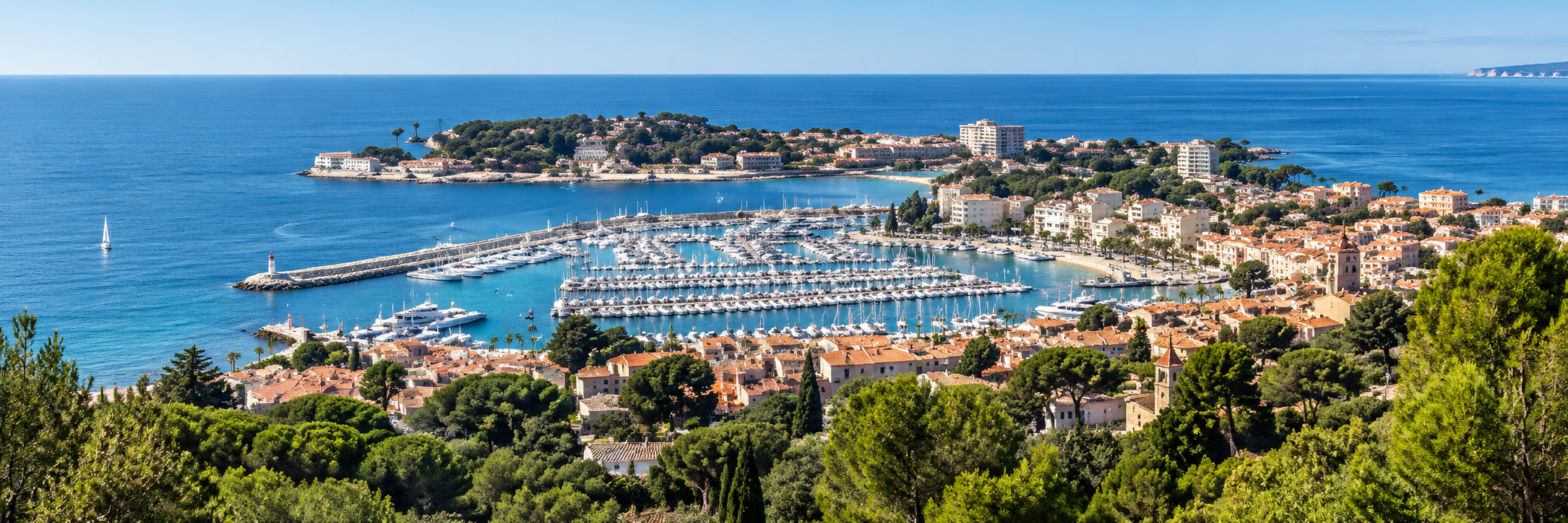 Vue de Bandol et de son port sur la côte varoise