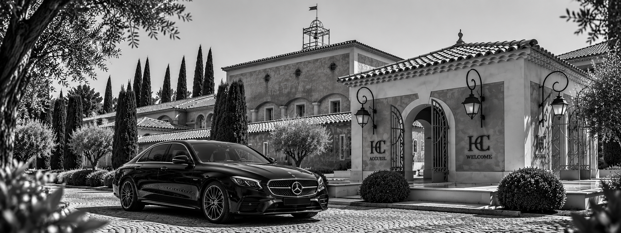 Chauffeur privé devant un hôtel au Castellet