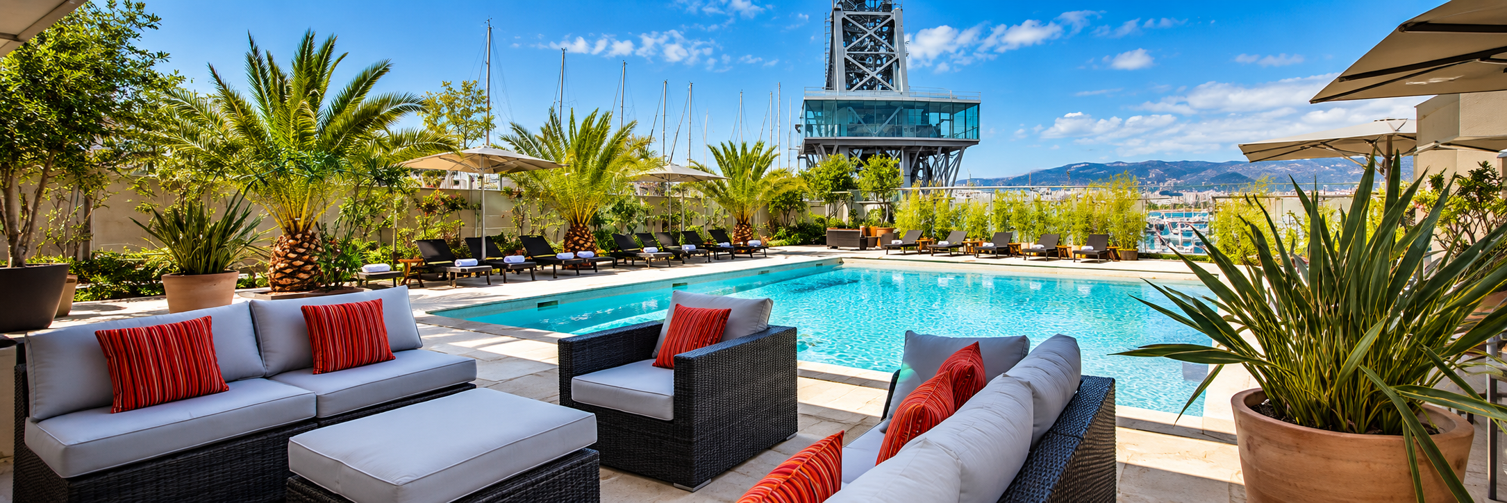 Piscine extérieure du Mercure Toulon La Seyne-sur-Mer face au port