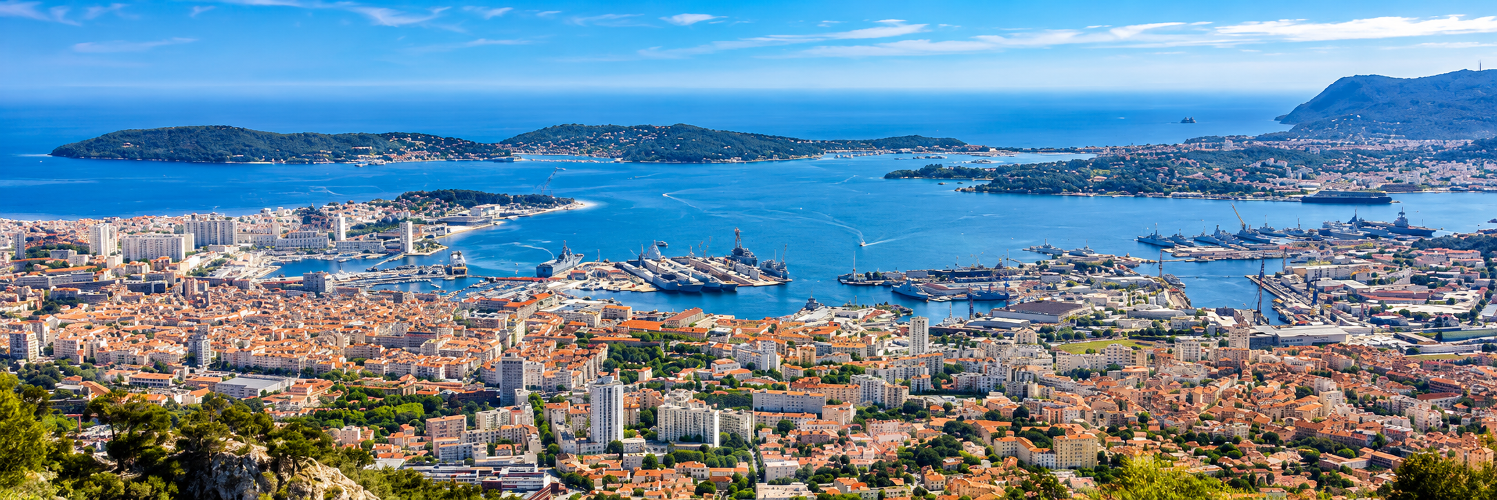 Vue panoramique sur Toulon et la rade depuis les hauteurs