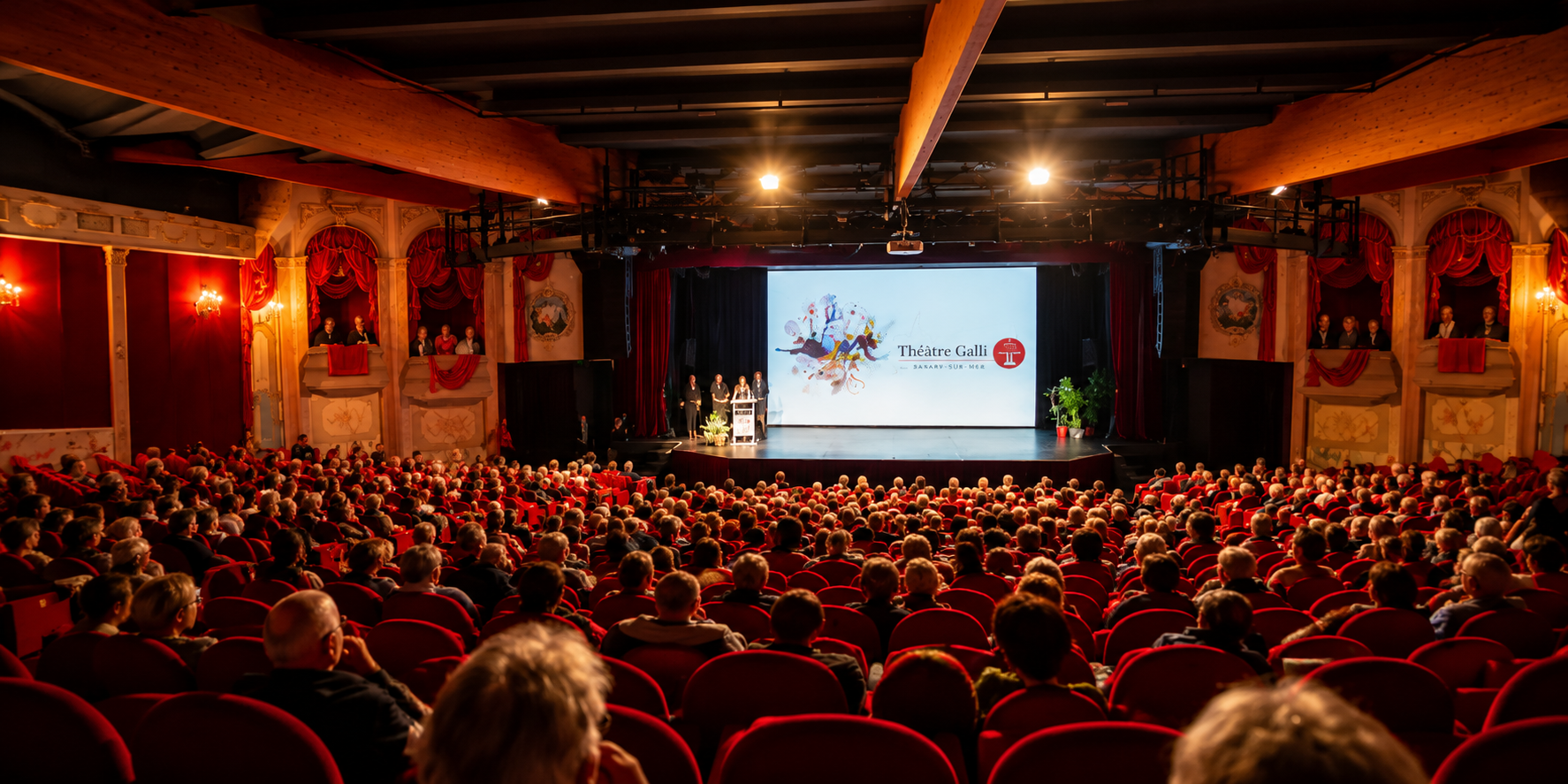 Salle intérieure du Théâtre Galli avec public à Sanary-sur-Mer